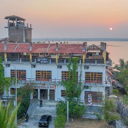 Funky Monkey Hostel & Yoga Rooftop Lounge , Arugambay 포투빌 외부 사진