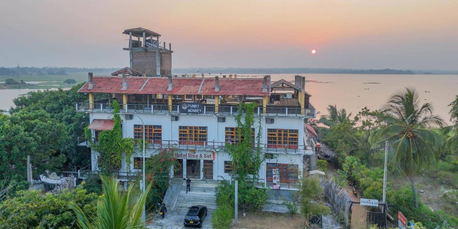 Funky Monkey Hostel & Yoga Rooftop Lounge , Arugambay 포투빌 외부 사진